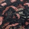 Loop in der eleganten Farbkombination aus Schwarz und Altrosé in der Nahaufnahme