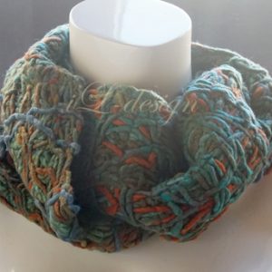 Modell warmer Loop-Schal für den Winter in den Farben Moosgrün, Petrol und Orange