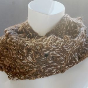 Modell mit wärmenden Winter-Rundschal in Braun und Beige-Farbtönen