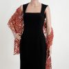Modell in scharzem Kleid mit handgemachtem il-design- Schultertuch in Rot