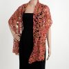 Modell in scharzem Kleid mit handgemachtem il-design- Schultertuch in Rot