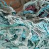 Loop in der frischen Farbkombination aus mehreren Türkis-Tönen in der Nahaufnahme