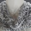 Modell mit Loop in der eleganten Farbkombination aus Silbergrau-Tönen