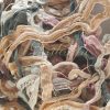 Loop in der Farbkombination aus Beige, Tannengrün und Rosé in der Nahaufnahme