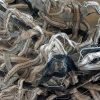 Loop Schal in Silber, Grau und Schwarz in der Nahaufnahme