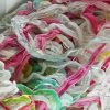 Nahaufnahme von Loop in Pink, Weiß, Hellblau und Hellgrün