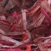 Loop in der energiegeladenen Farbkombination aus Himbeer-Rot, Erdbeer-Rot, Tomaten-Rot mit Jeansblau-Tüpfelchen in der Nahaufnahme