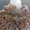Modell mit handgemachter Schalstola in den Farben Beige, Lila und Cognac