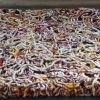Schalstola Beige, Lila, Cognac in der Abbildung. Die einigartige Nähkunst von il-Design zeigt sich bei dieser Winterstola. Die Wolle ist kunstvoll gelegt und mit einer besonderen Technik vernäht worden.